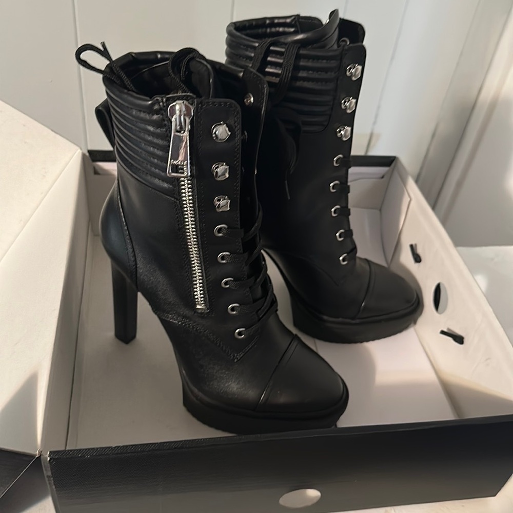 BNIB DKNY Steffi boots, size 8!